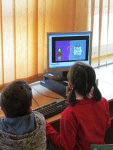 numérique école enfants devant un ordinateur